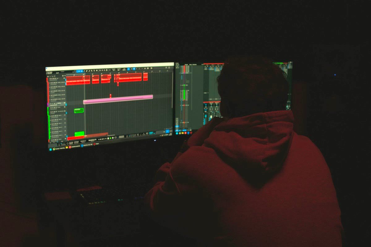 Producent przy pracy w Street Studio — Sopot